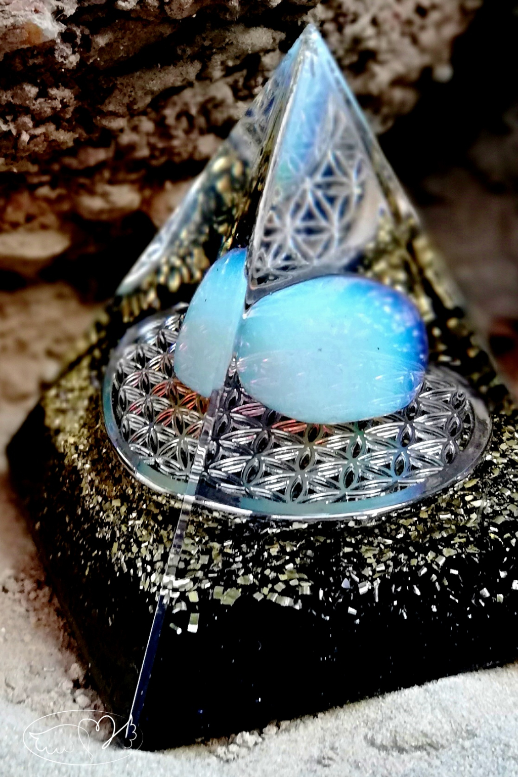 Orgonitová pyramida - magická ochrana a intuice ,s Opalitem