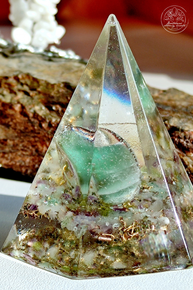 Orgonitový jehlan - Zaháním negativní energie s Fluoritem 6cm