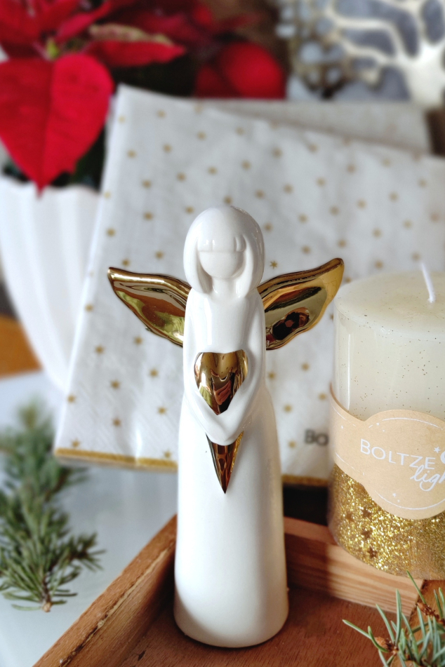 Anděl porcelánový se zlatým srdíčkem 15cm