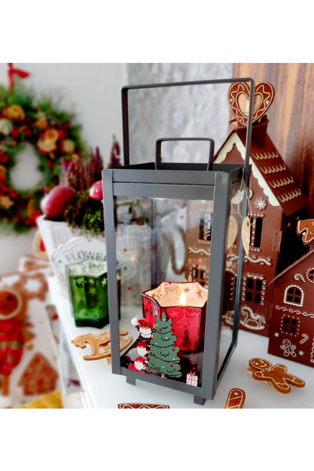 Vánoční skleněná lucerna skřítek Neposeda se stromečkem 23cm