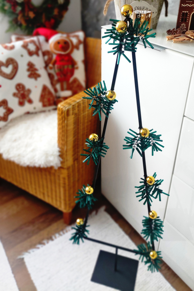 Kovový vánoční strom na stojanu 110x31cm – minimalistická moderní dekorace