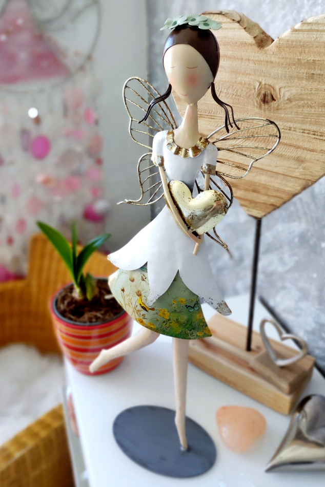 Jarní kovová víla se zlatým srdcem 56cm