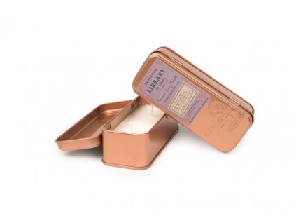 Paddywax Library Louisa May Alcott 2-knôtová vonná sviečka v plechovičke (2.5 oz / 70 g)