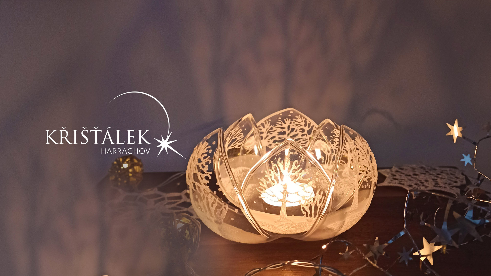 Bílý svícen rozevřený