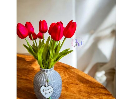 DEKOR TULIPÁN CSOKOR PIROS VÁZÁBAN  AJÁNDÉK TÁBLÁVAL