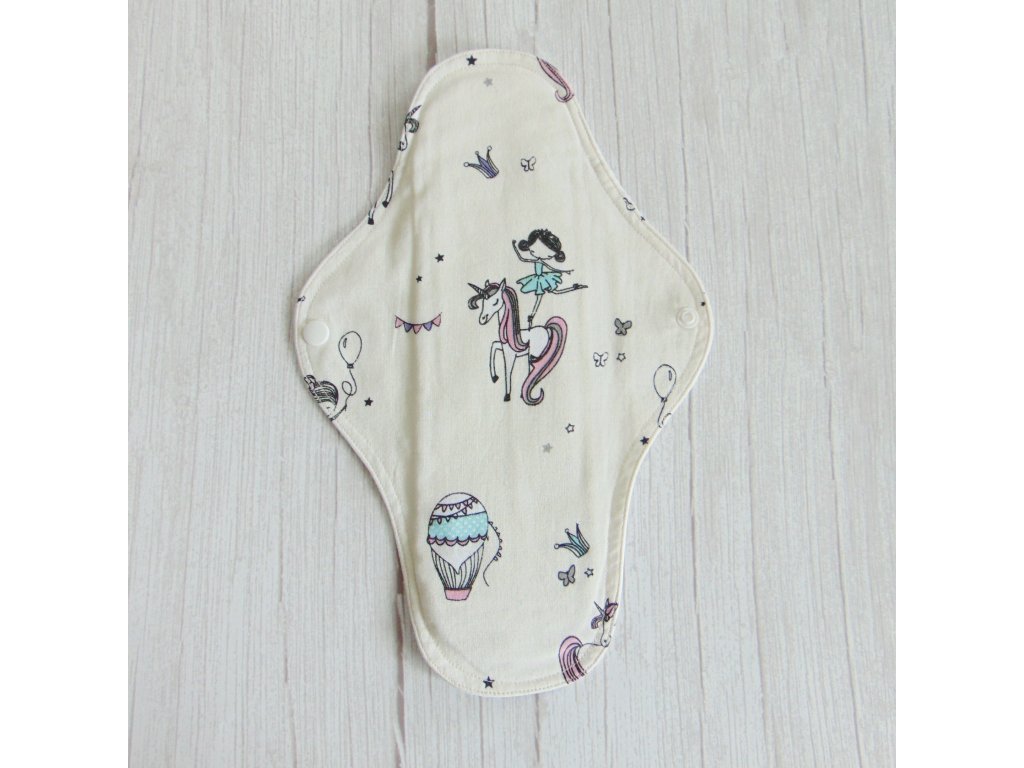 Lara mosható betét 31 cm - lovacskázó királylány 02