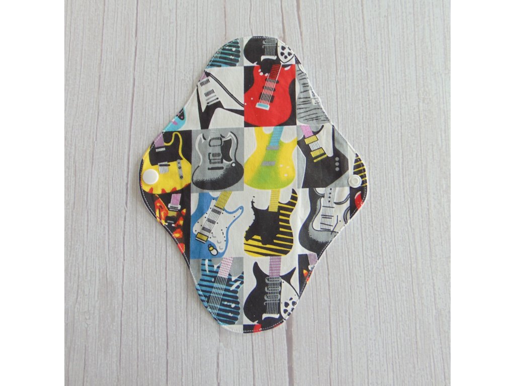 Lara mosható betét 24 cm - pamut / gitár mintás