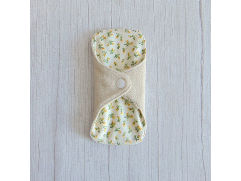 Dana mosható tisztasági betét 16 cm - polár / apró sárga rózsák