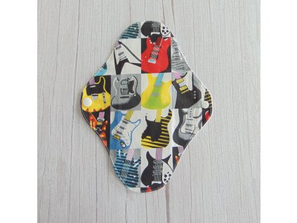 Lara mosható betét 24 cm - pamut / gitár mintás