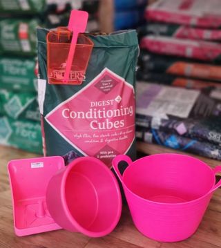 Kto povedal, že stajňa musí byť nudná? 😄 my sme jednoznačne tím ružová 💕 ✔️ pevné plastové vedrá ✔️ praktické misky ✔️...