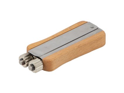 napinak dratu v drevenem ramu