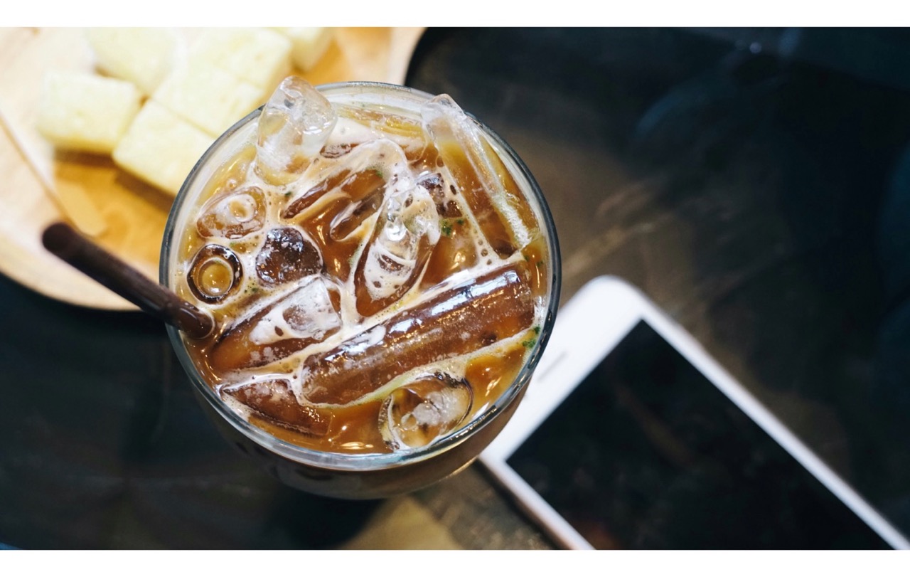 Jak připravit osvěžující ledovou kávu s tonikem | Recept na espresso tonic