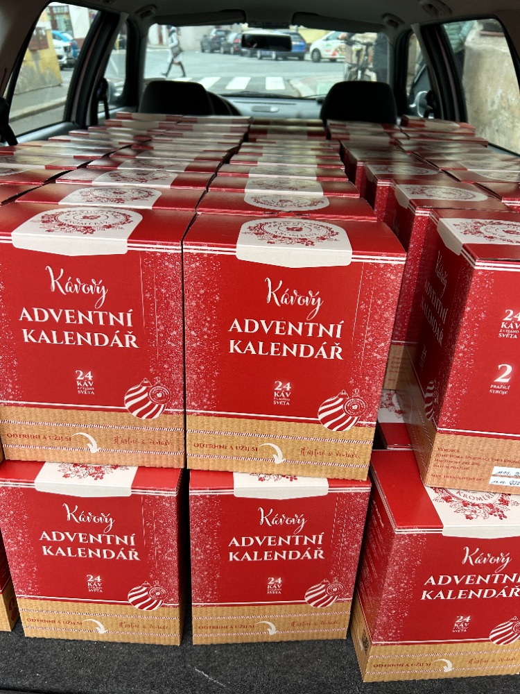 Zabalené adventní kalendáře připravené na odvoz