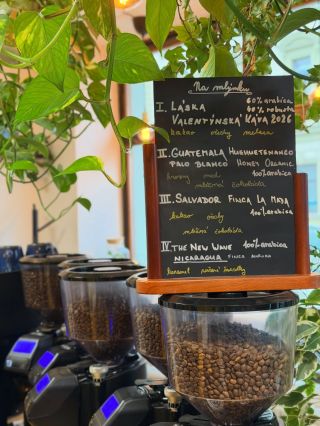 Naše barová rodinka se rozrostla! Na pultu teď máme rovnou 5 mlýnků. Co to pro vás znamená? Že si u nás vybere úplně každý...