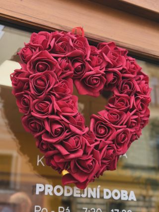 Láska je ve vzduchu! ❤️✨ Naše prodejna se převlékla do valentýnského kabátu a musíme přiznat, že nás ta zamilovaná...