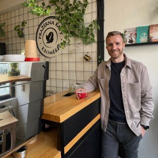 🚨 VAROVÁNÍ: Naše spotřeba kávy v kanclu právě stoupla o 100 %! ☕📈 Seznamte se – Honza. Člověk, který objíždí firmy a...