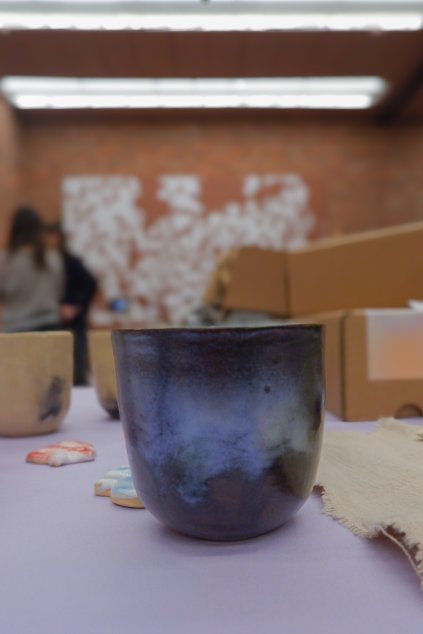 Designový tenkostěnný šálek 180 ml | Černá & Kovový lesk | krosna atelier