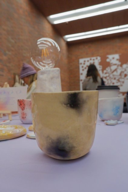 Béžový tenkostěnný šálek 180 ml | Černé organické skvrny