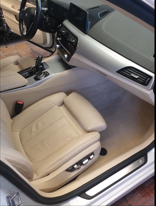 BMW GT - světlý interiér