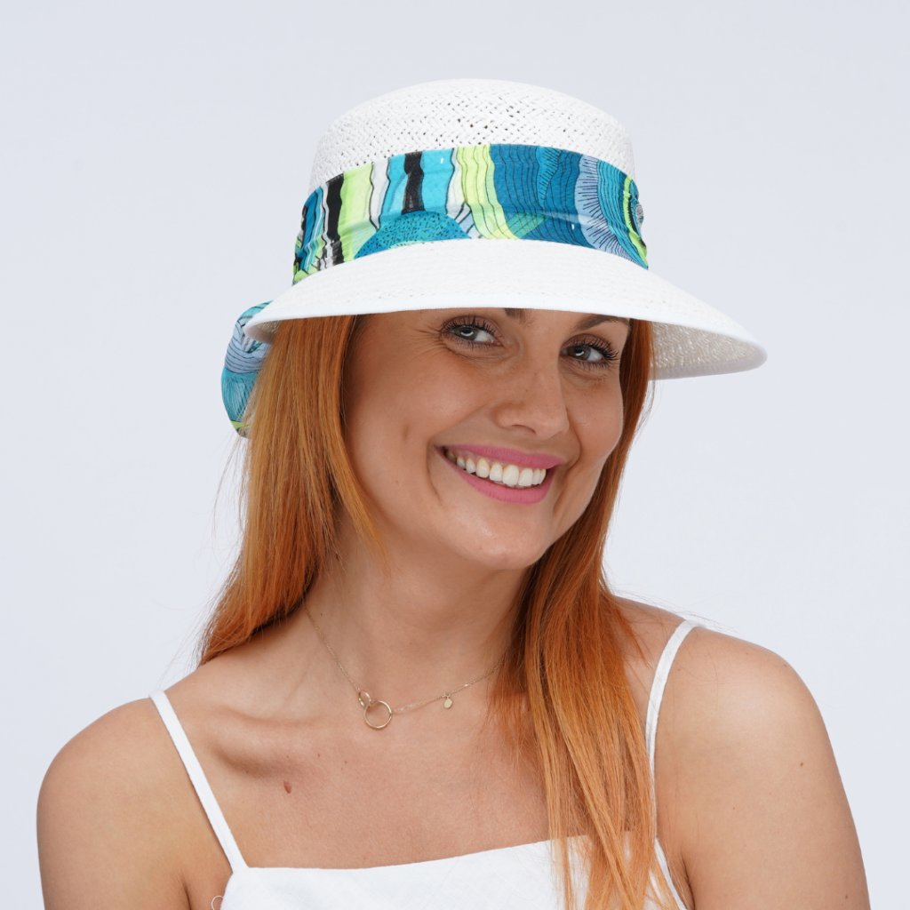 Letní dámská slaměná čepice s kšiltem a barevnou stuhou Fa-42671 bílá