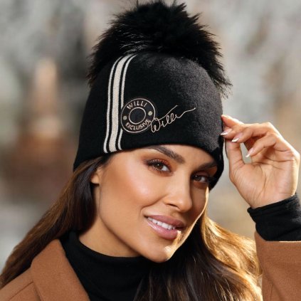 Zimní čepice  s banbulí W-0030/018-2 černá s kolečkem