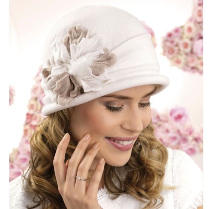 Bílá dámská vlněná čepice s květem W-0522/000