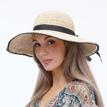 Letní dámský  klobouk z rafie 8042 s černou stuhou
