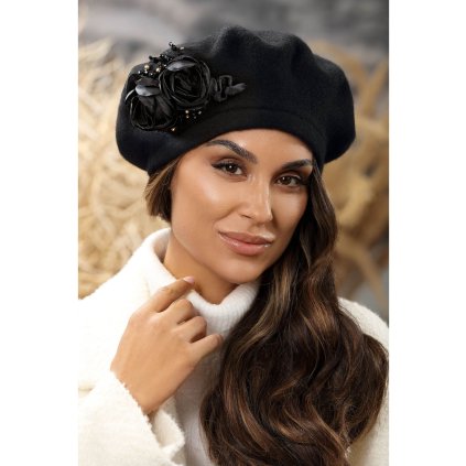 Černý vlněný baret s černým květem W-0589/018