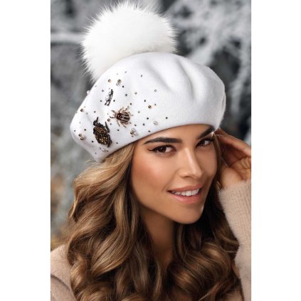 Bílý zimní baret s bambulí a skarabeem W-0708/000