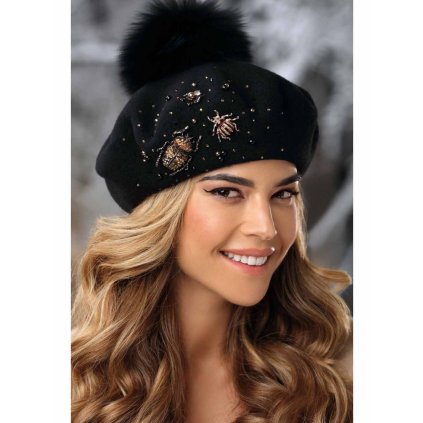 Černý zimní baret s bambulí a skarabeem W-0708/018