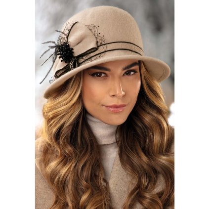 Zimní dámský klobouk zdobený mašlí se síťkou W-0760/284 světle béžový