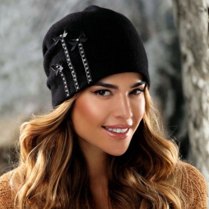 Černá dámská čepice zdobená třemi pásky W-0768/018-nf