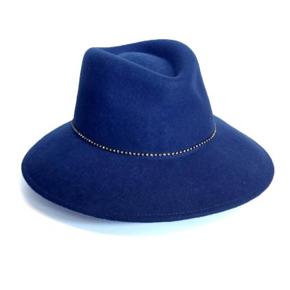 Modrý plstěný klobouk zdobený řetízkem An-17846A