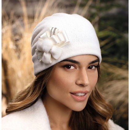 Bílá dámská zimní čepice se zdobením W-0804