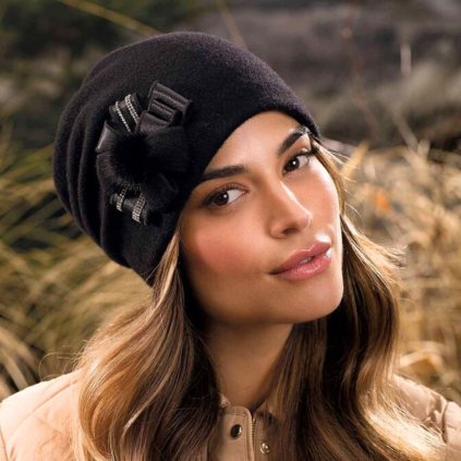 Černá dámská zimní čepice se zdobením W-0804