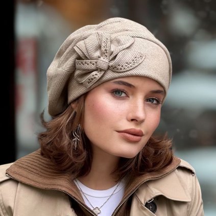 Béžová čepice s mašličkou a bižuterií podšitá flísem W-0002-284-fm