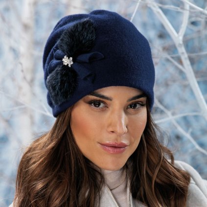 Elegantní dámská čepice Krumlovanka – 100% vlna, luxusní kožešina, ideální pro zimní měsíce. Stylová a hřejivá pokrývka hlavy.