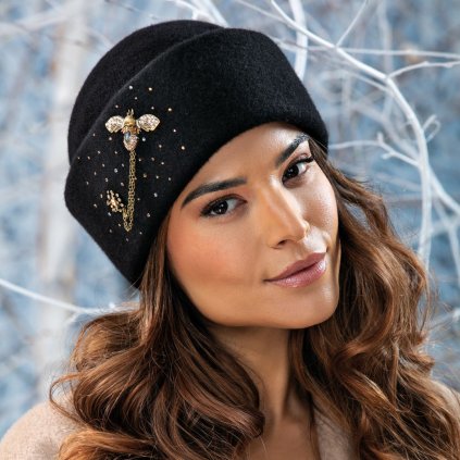 Zimní dámská černá čepice s broží včelky od Krumlovanky - 100% vlna Woolmark W-0904/018