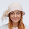 Dámský béžový vlněný klobouček  zdobený peřím Kr-0006/283