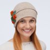 Dámská béžová vlněná čepice s oranžovými kvítky Kr-0008/847