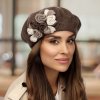Zimní dámský baret s květy W-0793/867 hnědý