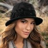 Černý zimní dámský klobouk se zdobením W-0800