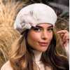 Bílý zimní dámský baret zdobený mašlí a srstěnou bambulkou W-0805