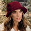Vínový zimní dámský klobouk zdobený květy W-0795