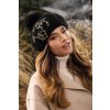 Krumlovanka Černý luxusní baret s bambulí 100% vlna Woolmark výšiv W-0824/018