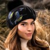 Černý dámský baret s bambulí a výšivkou kolibříka W-0825/018