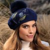 Modrý dámský baret s bambulí a výšivkou kolibříka W-0825/161