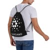 Černý batoh, vak na záda nebo také gymsack Cardano disponuje stahovací šňůrkou a nabízí potřebný prostor pro všechno tvé vybavení.