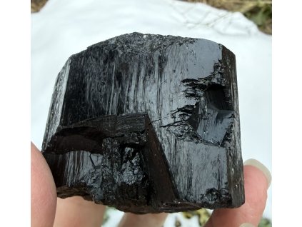 Turmalín krystalický, ukončený