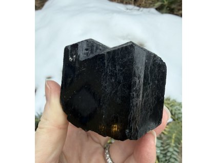 Turmalín krystalický, ukončený